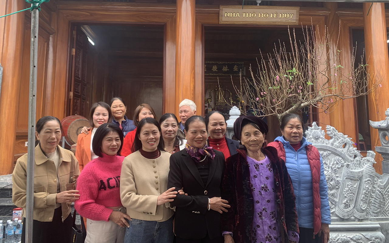 Con gái - con dâu họ chụp ảnh kỉ niệm - 2025